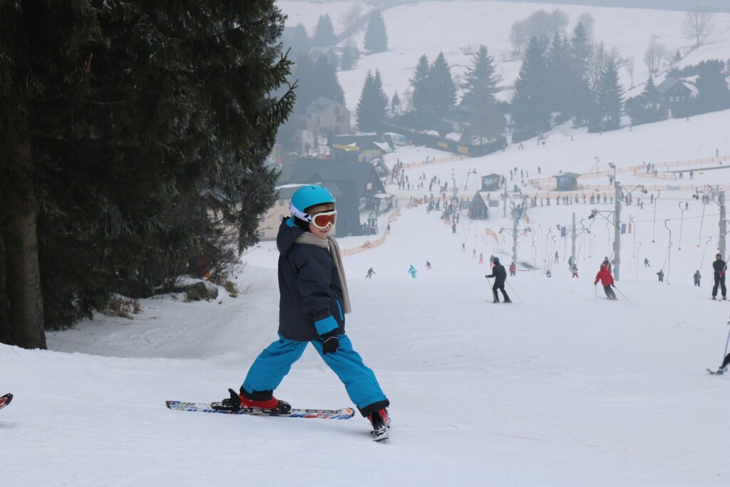 Nauka jazdy na nartach dla dzieci – sprawdź gdzie, z kim i jak długo się uczyć